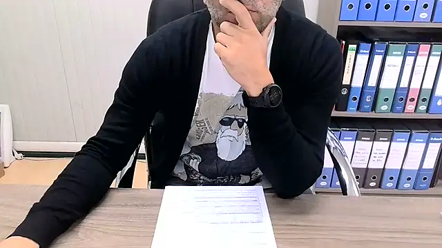 Snapshot of Evasionee chatting on 11-17-25, 07:36 Evasionee online show from 11-17-25, 07:36