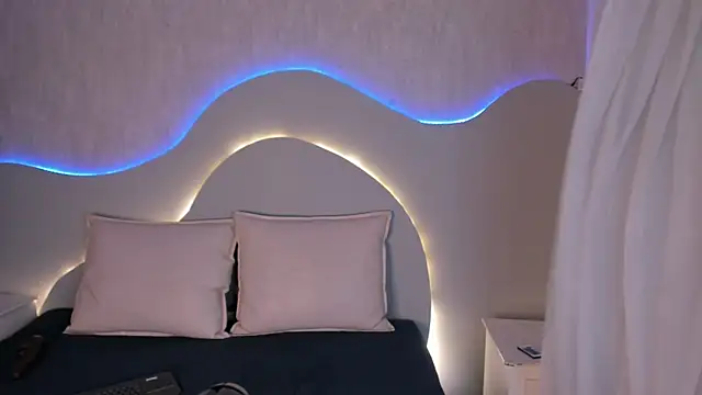 Snapshot of EmiliClarke chatting on 01-06-26, 07:28 EmiliClarke online show from 01-06-26, 07:28