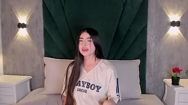 Snapshot of EmiliClarke chatting on 03-02-26, 12:23 EmiliClarke online show from 03-02-26, 12:23