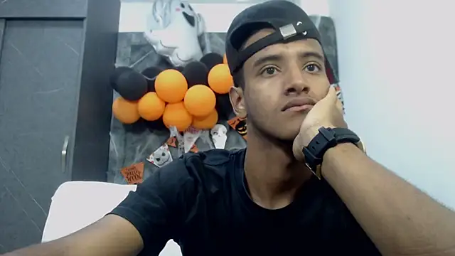 Snapshot of Tommy_22CM chatting on 10-30-25, 02:07 Tommy 22CM online show from 10-30-25, 02:07