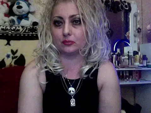 Snapshot of xHot_Amazonq chatting on 11-18-25, 05:17 xHot Amazonq online show from 11-18-25, 05:17
