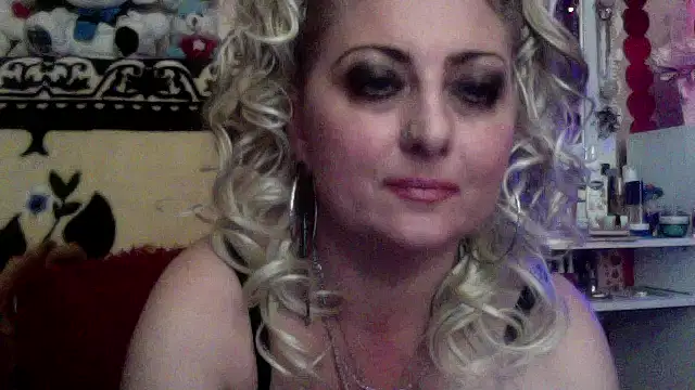 Snapshot of xHot_Amazonq chatting on 12-05-25, 05:53 xHot Amazonq online show from 12-05-25, 05:53