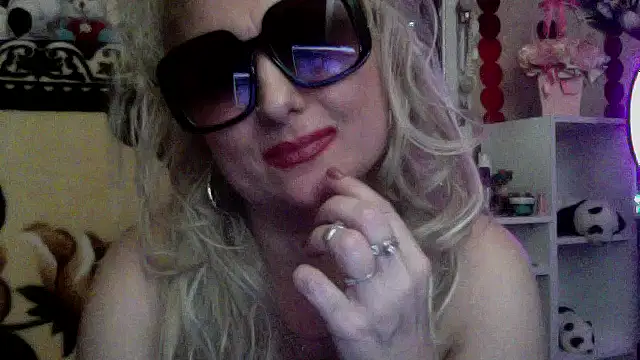 Snapshot of xHot_Amazonq chatting on 12-16-25, 10:48 xHot Amazonq online show from 12-16-25, 10:48