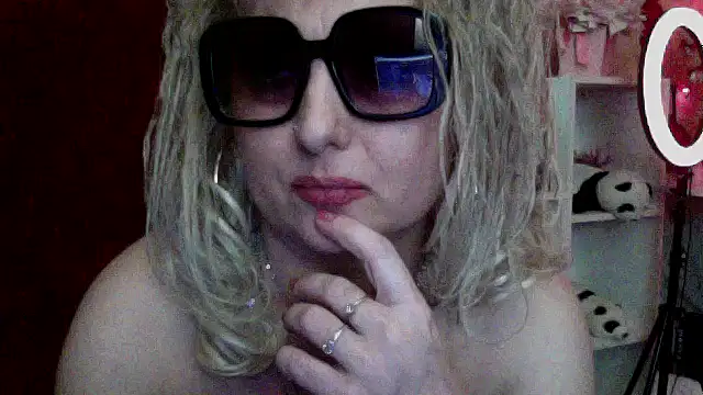 Snapshot of xHot_Amazonq chatting on 02-14-26, 12:51 xHot Amazonq online show from 02-14-26, 12:51