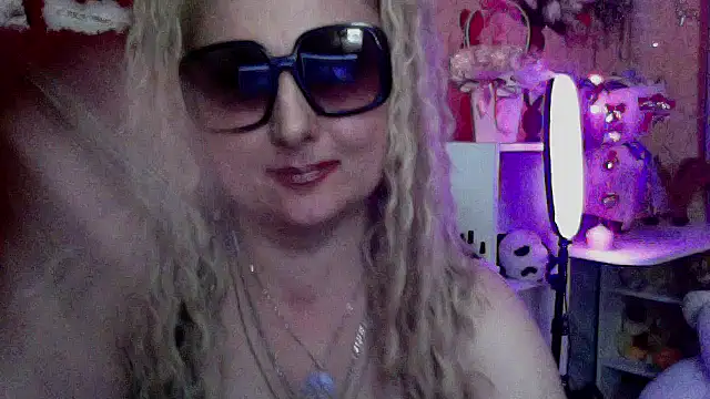 Snapshot of xHot_Amazonq chatting on 05-01-26, 12:59 xHot Amazonq online show from 05-01-26, 12:59