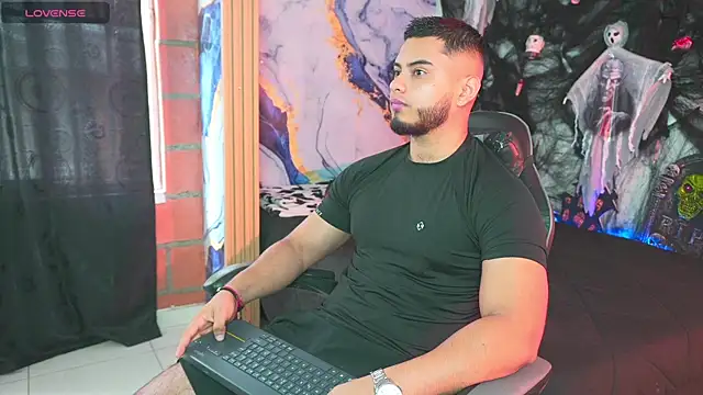 Tiler wolker online show from 10-26-25, 04:35