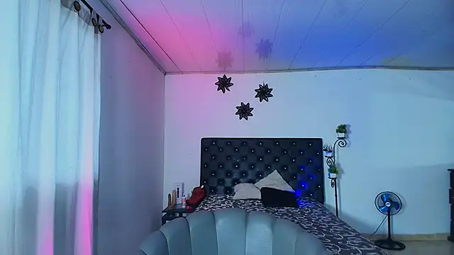 Snapshot of GiannaRoberts chatting on 11-04-25, 12:04 GiannaRoberts online show from 11-04-25, 12:04