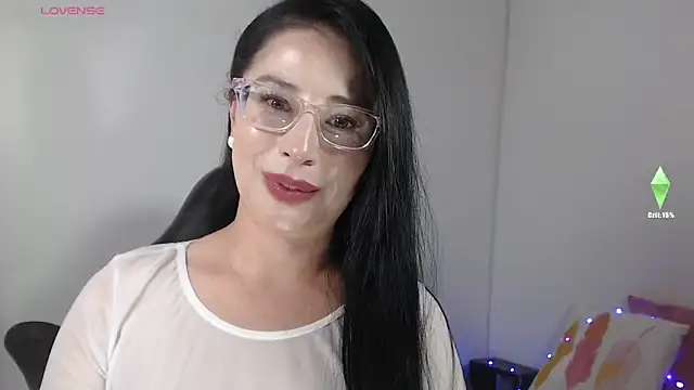 Snapshot of Emma_Hotkiss chatting on 05-19-26, 03:13 Emma Hotkiss online show from 05-19-26, 03:13