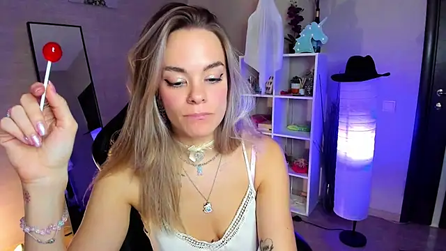 Snapshot of Isabella_Lure chatting on 11-12-25, 08:37 Isabella Lure online show from 11-12-25, 08:37