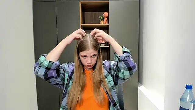 Snapshot of LuciaTiell chatting on 10-28-25, 08:40 LuciaTiell online show from 10-28-25, 08:40