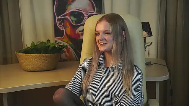 Snapshot of BrennaTout chatting on 10-28-25, 12:30 BrennaTout online show from 10-28-25, 12:30