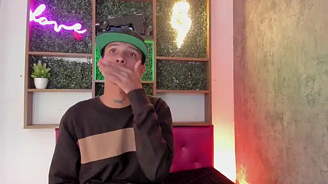 Snapshot of Max_Steell chatting on 10-28-25, 05:44 Max Steell online show from 10-28-25, 05:44