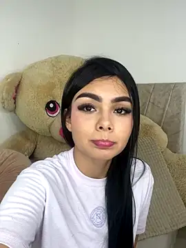 Snapshot of little_emiily_ chatting on 10-28-25, 08:00 little emiily  online show from 10-28-25, 08:00