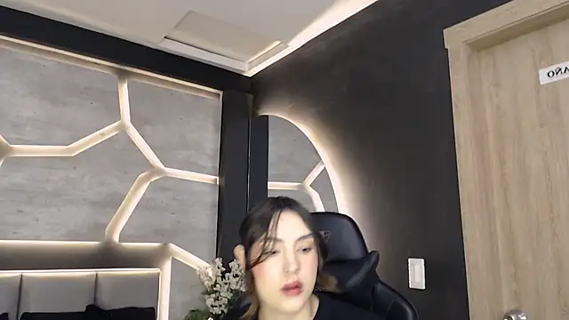 Snapshot of DakotaRussell_ chatting on 12-02-25, 11:04 DakotaRussell online show from 12-02-25, 11:04