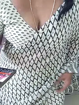 Snapshot of tamil_chitra12 chatting on 11-05-25, 04:34 tamil chitra12 online show from 11-05-25, 04:34