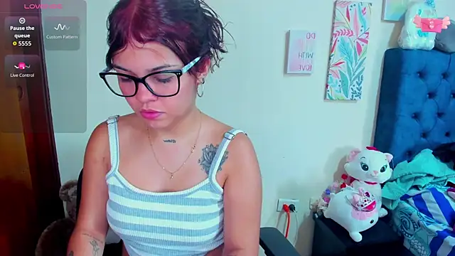 Snapshot of Emma_boo chatting on 10-31-25, 03:24 Emma boo online show from 10-31-25, 03:24