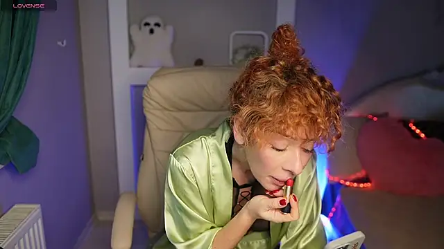 Snapshot of SophieTynes chatting on 11-12-25, 08:26 SophieTynes online show from 11-12-25, 08:26