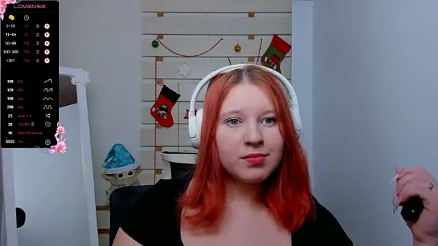 Snapshot of FoxPlayXX chatting on 12-17-25, 09:10 FoxPlayXX online show from 12-17-25, 09:10