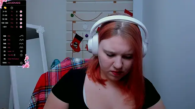 Snapshot of FoxPlayXX chatting on 12-18-25, 08:15 FoxPlayXX online show from 12-18-25, 08:15