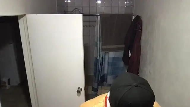 Snapshot of ezrah23 chatting on 12-15-25, 06:39 ezrah23 online show from 12-15-25, 06:39