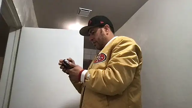 Snapshot of ezrah23 chatting on 12-15-25, 06:45 ezrah23 online show from 12-15-25, 06:45