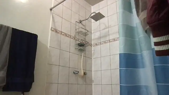 Snapshot of ezrah23 chatting on 12-16-25, 04:34 ezrah23 online show from 12-16-25, 04:34