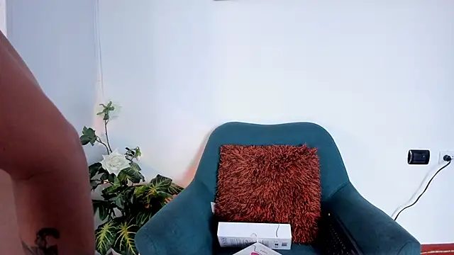 Snapshot of LahanaKimish chatting on 11-13-25, 12:37 LahanaKimish online show from 11-13-25, 12:37