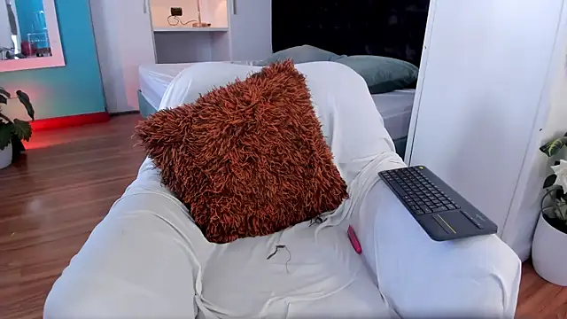 Snapshot of LahanaKimish chatting on 11-18-25, 02:43 LahanaKimish online show from 11-18-25, 02:43