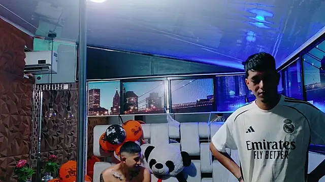 Snapshot of darwinandbrayann chatting on 10-31-25, 12:39 darwinandbrayann online show from 10-31-25, 12:39