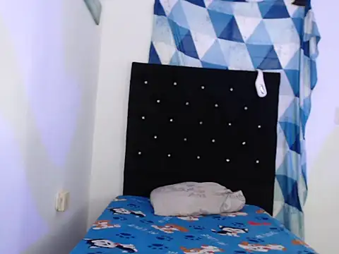 Snapshot of zoelittle3 chatting on 11-02-25, 01:08 zoelittle3 online show from 11-02-25, 01:08