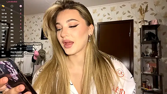 OrethaEredia online show from 11-17-25, 04:13