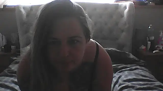 Snapshot of wetbox2 chatting on 10-31-25, 11:55 wetbox2 online show from 10-31-25, 11:55