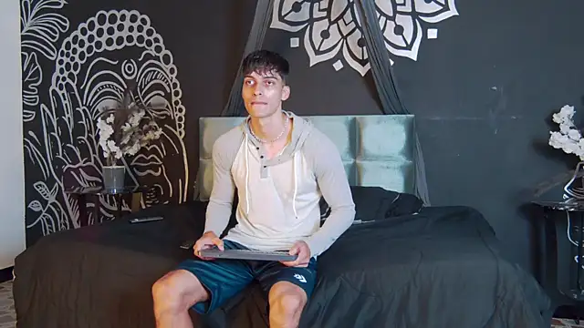 Snapshot of AlessioVitale chatting on 11-06-25, 12:39 AlessioVitale online show from 11-06-25, 12:39