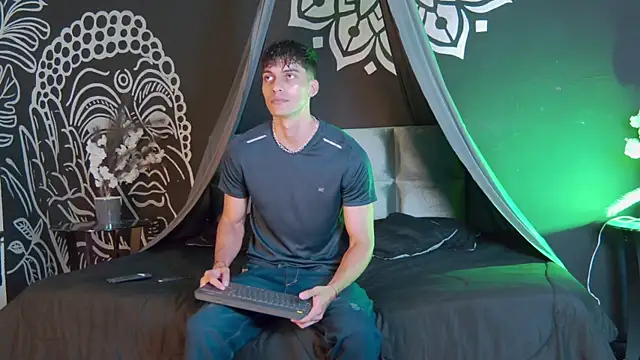 Snapshot of AlessioVitale chatting on 11-08-25, 12:16 AlessioVitale online show from 11-08-25, 12:16