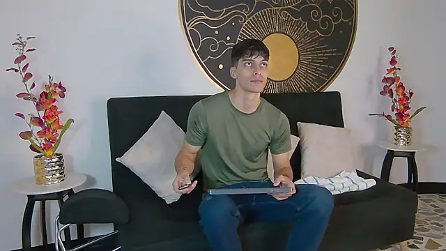 Snapshot of AlessioVitale chatting on 11-12-25, 12:27 AlessioVitale online show from 11-12-25, 12:27