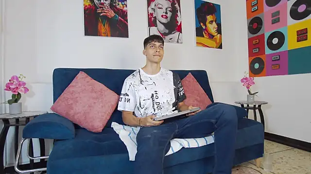 Snapshot of AlessioVitale chatting on 11-18-25, 12:20 AlessioVitale online show from 11-18-25, 12:20