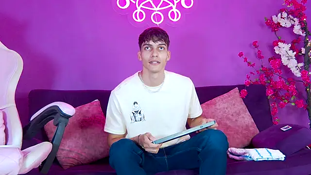 Snapshot of AlessioVitale chatting on 11-24-25, 12:16 AlessioVitale online show from 11-24-25, 12:16