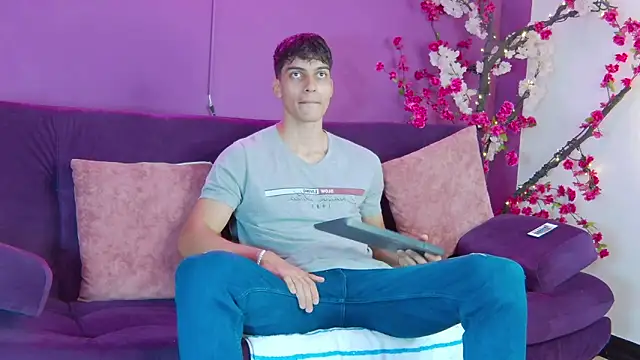 Snapshot of AlessioVitale chatting on 11-26-25, 12:17 AlessioVitale online show from 11-26-25, 12:17