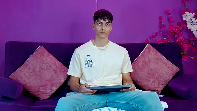 Snapshot of AlessioVitale chatting on 11-28-25, 12:19 AlessioVitale online show from 11-28-25, 12:19