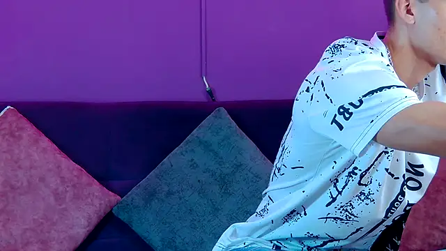 Snapshot of AlessioVitale chatting on 11-30-25, 01:37 AlessioVitale online show from 11-30-25, 01:37