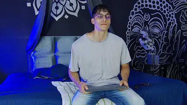 Snapshot of AlessioVitale chatting on 12-17-25, 12:11 AlessioVitale online show from 12-17-25, 12:11