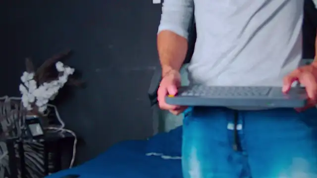 Snapshot of AlessioVitale chatting on 12-19-25, 12:12 AlessioVitale online show from 12-19-25, 12:12