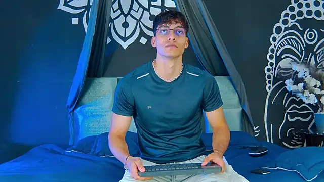 Snapshot of AlessioVitale chatting on 12-21-25, 01:29 AlessioVitale online show from 12-21-25, 01:29