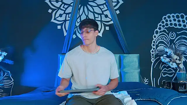 Snapshot of AlessioVitale chatting on 01-07-26, 12:29 AlessioVitale online show from 01-07-26, 12:29