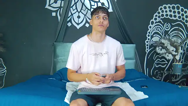 Snapshot of AlessioVitale chatting on 01-10-26, 12:18 AlessioVitale online show from 01-10-26, 12:18