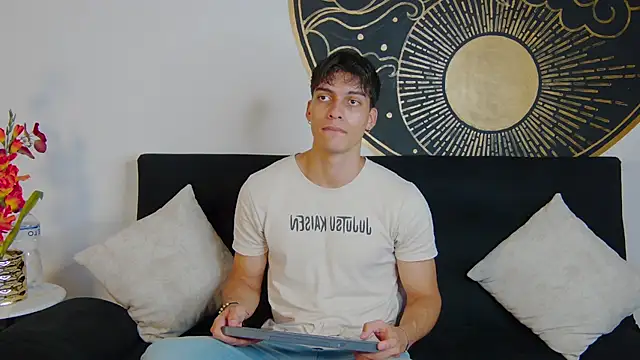 Snapshot of AlessioVitale chatting on 02-23-26, 07:44 AlessioVitale online show from 02-23-26, 07:44