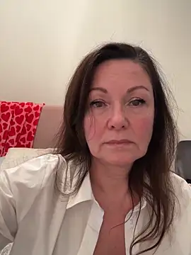 Snapshot of HotLdyllic chatting on 02-18-26, 04:03 HotLdyllic online show from 02-18-26, 04:03