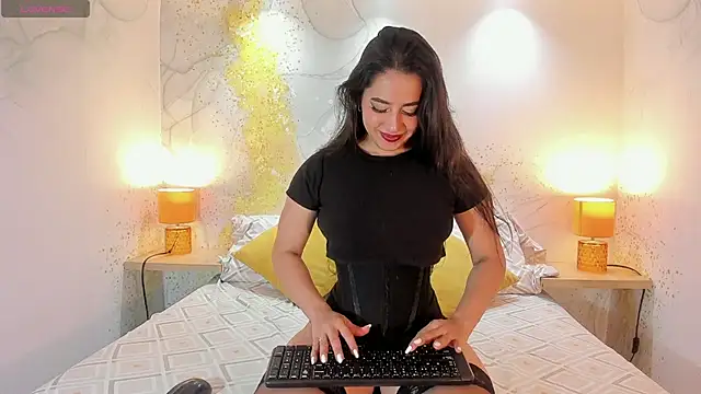 Snapshot of Staarhot chatting on 12-16-25, 12:32 Staarhot online show from 12-16-25, 12:32