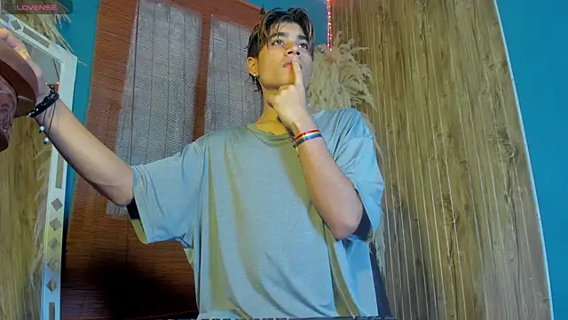 Snapshot of Leo_Glow chatting on 12-03-25, 01:09 Leo Glow online show from 12-03-25, 01:09