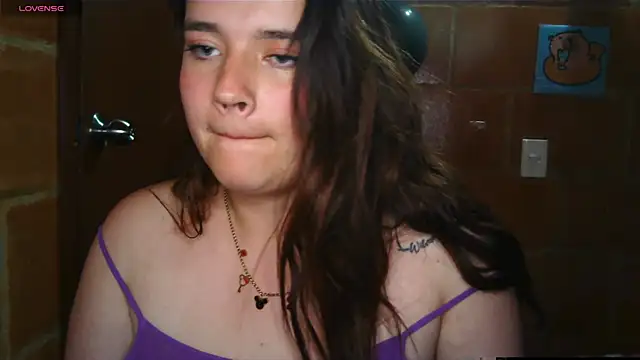 Snapshot of Charlotte_Allen_ chatting on 11-05-25, 01:38 Charlotte Allen online show from 11-05-25, 01:38